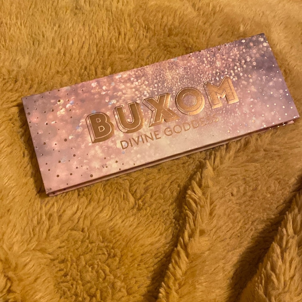 Buxom divine goddess luminating highlighter palette